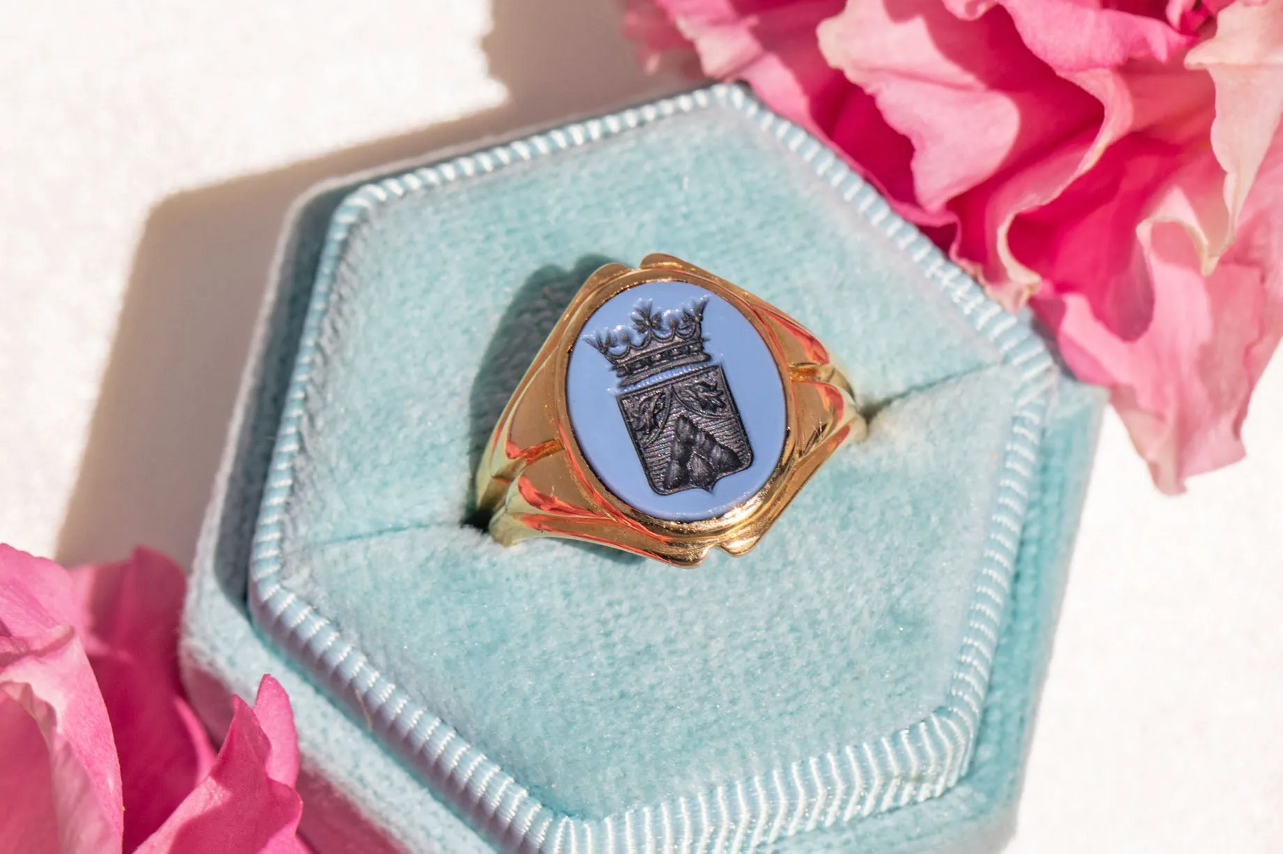 Antique 15ct Gold Agate Heraldic Intaglio Signet Ring