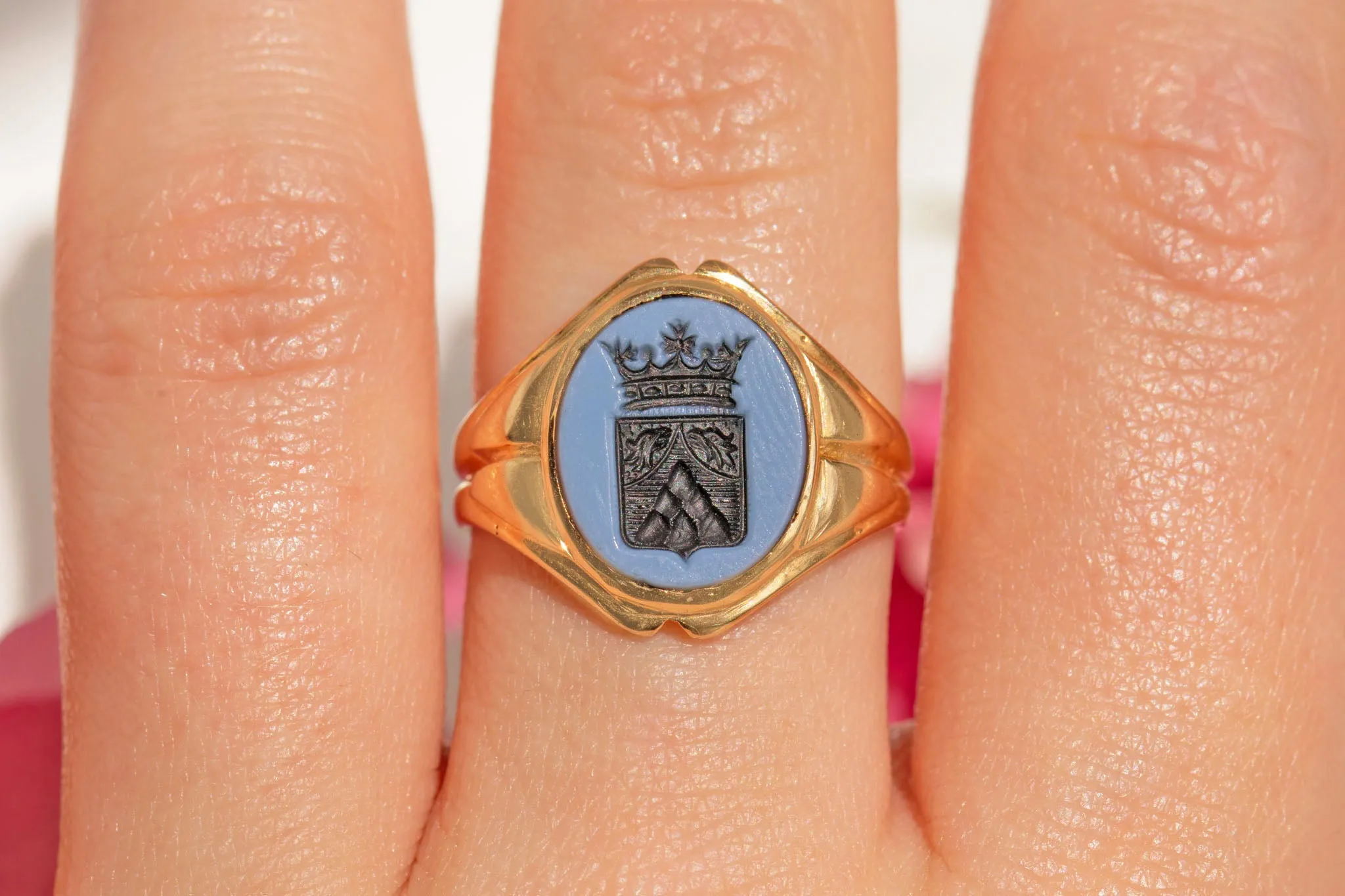 Antique 15ct Gold Agate Heraldic Intaglio Signet Ring