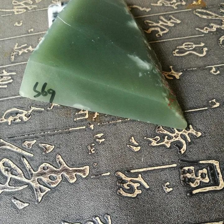 Natural Kunlun Jade Rough Nephrite Raw (208g, 9X8X3cm)